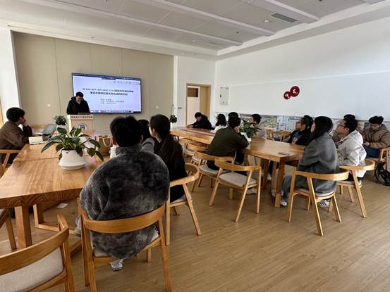 房间里有桌子和椅子描述已自动生成