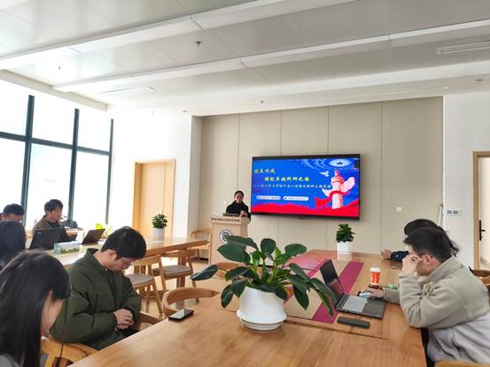 小孩们在房间里中度可信度描述已自动生成